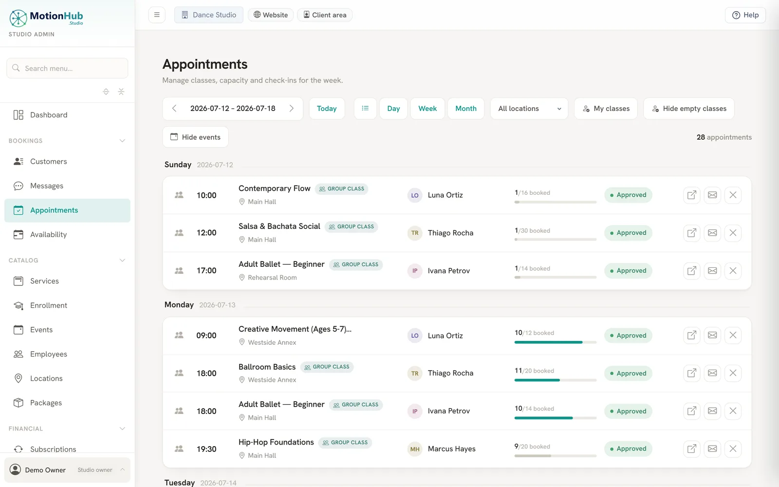 MotionHub class schedule with weekly classes, instructors and capacity